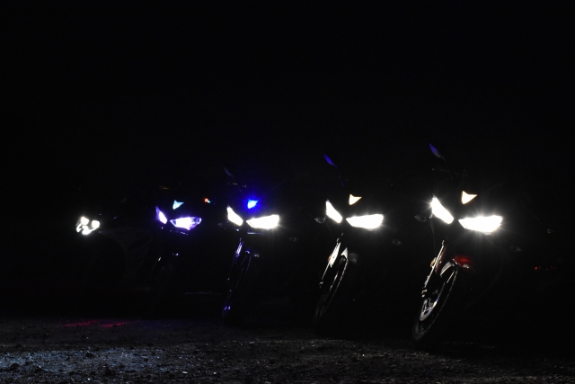 暗闇に光るバイクのヘッドライト